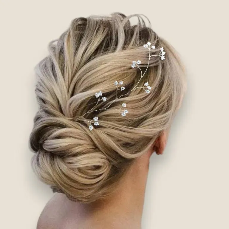Vigne de cheveux mariée perles nacrées - Élégance Perlée vigne de cheveux mariee en perles nacrees posee sur chignon bas flou