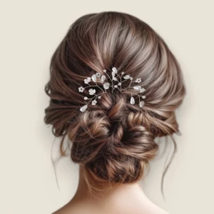 Barrette de cheveux de mariée avec perles nacrées et cristaux, accessoire de coiffure mariage élégant et tendance pour une coiffure de mariée bohème chic.