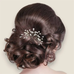 Détail des perles en cristal et perles nacrées du peigne cheveux mariage IdeaLisa