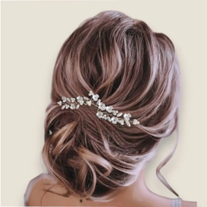 Peigne de perles et strass pour mariée porté sur un chignon bas flou