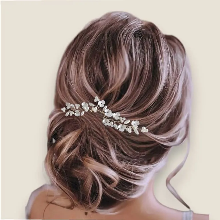 Peigne de perles pour mariage Cascade de Strass - Idealisa Peigne de perles et strass pour mariée porté sur un chignon bas flou