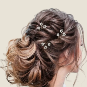 Pics à chignon de mariée avec perles nacrées pour coiffure de mariage