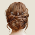 Coiffure de mariée avec chignon bas tressé orné du trio de pics à chignon en perles nacrées IdeaLisa