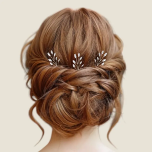 Coiffure de mariée avec chignon bas tressé orné du trio de pics à chignon en perles nacrées IdeaLisa
