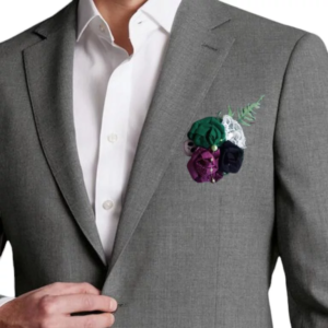 boutonniere homme elegance contemporaineboutonniere de marie avec des fleurs de roses en feutrine vert blanc et noir et decoration en main de squelette sur le theme de mariage de l extraordinaire noel de mr jack