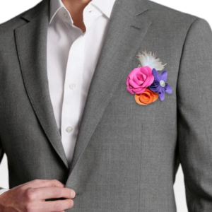 boutonniere homme fraicheur distinguee boutonniere de marie avec des fleurs en papier rose et orange et decoration de plumes et perles nacrees pour tout theme de mariage