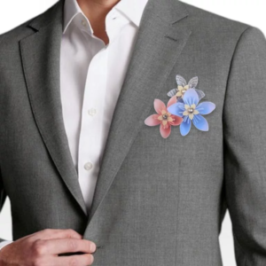 boutonniere homme fraicheur et charme boutonniere de marie avec des fleurs en etoile en papier blanc corail et papier manuscrit et une decoration de perles dorees pour tout theme de mariage