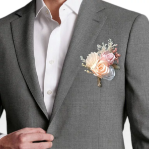 image page boutonniere homme style sophistique boutonniere de marie avec des fleurs roses de couleur ivoire rose et corail et des fleurs sechees a personnaliser selon le theme de mariage