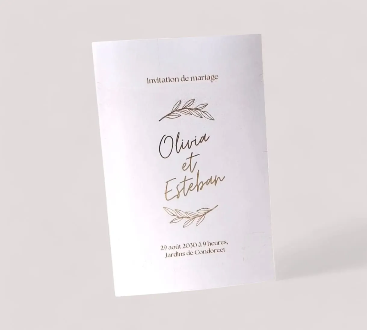 faire-part-mariage-luxe-dorure-a-chaud-blanc faire part de mariage blanc et or avec dorure a chaud et motif vegetal