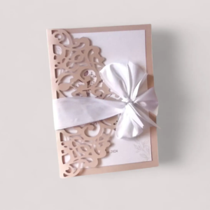 faire part de mariage rose poudre avec pochette dentelle et ruban blanc