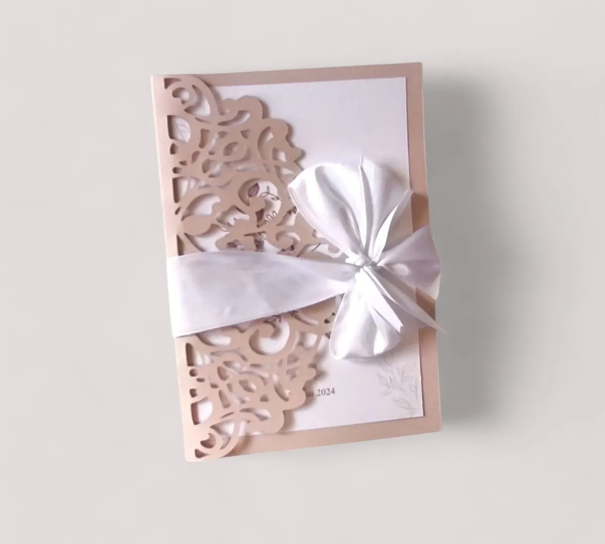 faire-part-mariage-rose-poudre-dentelle faire part de mariage rose poudre avec pochette dentelle et ruban blanc