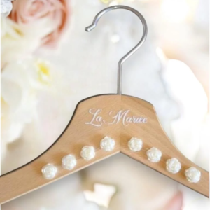 cintre de mariage personnalise cintre de la mariee heureuse