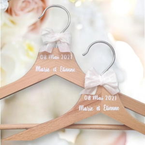 cintres de mariage personnalises cintre des nouveaux maries