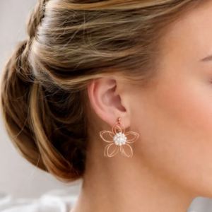 boucles d oreilles mariage fleur en perles blanches et cristal portees sur chignon de mariee