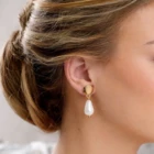 Boucles d’oreilles élégantes avec perle nacrée blanche pour mariée, bijou raffiné et chic idéal pour un mariage romantique
