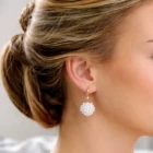 Boucles d oreilles en perles nacrées blanches en forme de boule idéales pour un mariage élégant et raffiné