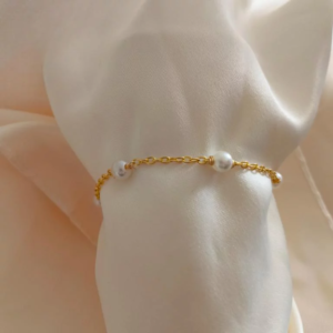 bracelet perles et dentelle ideal comme bijou fantaisie de mariee ou mariage
