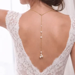 Bijou de dos mariage élégant avec perles et cristal porté par une mariée sur robe dos nu