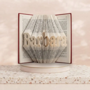 Exemple de livre plie personnalise affichant le prenom Barbara en relief typographique.