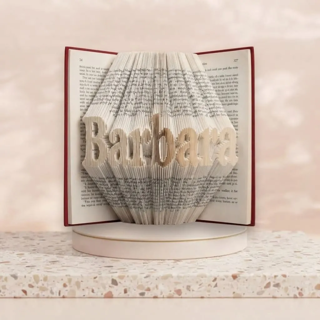 book-folding-prenom-barbara-personnalise Exemple de livre plie personnalise affichant le prenom Barbara en relief typographique.