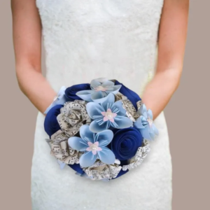 Bouquet de mariée éternel en fleurs origami faites de partitions de musique et nuances bleues