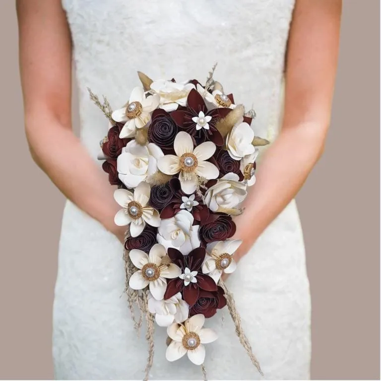 bouquet-mariee-cascade-papier-ivoire-terracotta bouquet-mariee-cascade-fleurs-papier-ivoire-terracotta-mariage-boheme