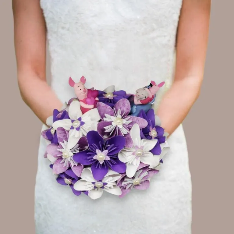 bouquet-mariee-fleurs-papier-violet-disney Bouquet de mariée éternel en fleurs de papier origami violet et mauve thème Disney féérique