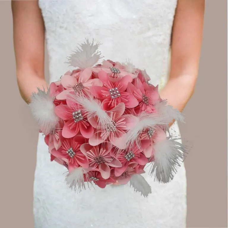 bouquet-mariee-origami-papier-rose-plumes Bouquet de mariée éternel en origami rose et blanc avec plumes légères fait main par IdeaLisa
