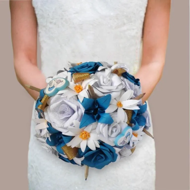 bouquet-mariee-papier-bleu-canard-marguerites Bouquet de mariée bleu en papier fait main marguerites origami Brise Romantique