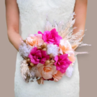 Bouquet de mariee en papier crepon fuchsia corail et fleurs sehees fait main