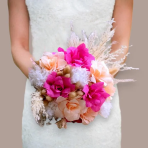 Bouquet de mariee en papier crepon fuchsia corail et fleurs sehees fait main