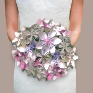 Bouquet de mariée artisanal composé de fleurs en papier origami aux nuances violettes, mauves et blanc.