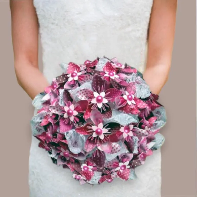 bouquet-mariee-papier-fuchsia-dentelle Bouquet de mariee en papier fuchsia origami dentelle blanche et perles