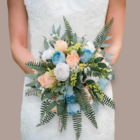 bouquet de mariée pivoine blanches, corail et bleu avec feuillage