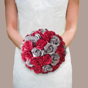 Bouquet de mariée éternel de forme ronde, composé de roses faites main en ruban de satin rouge vif et blanc aux reflets argentés.