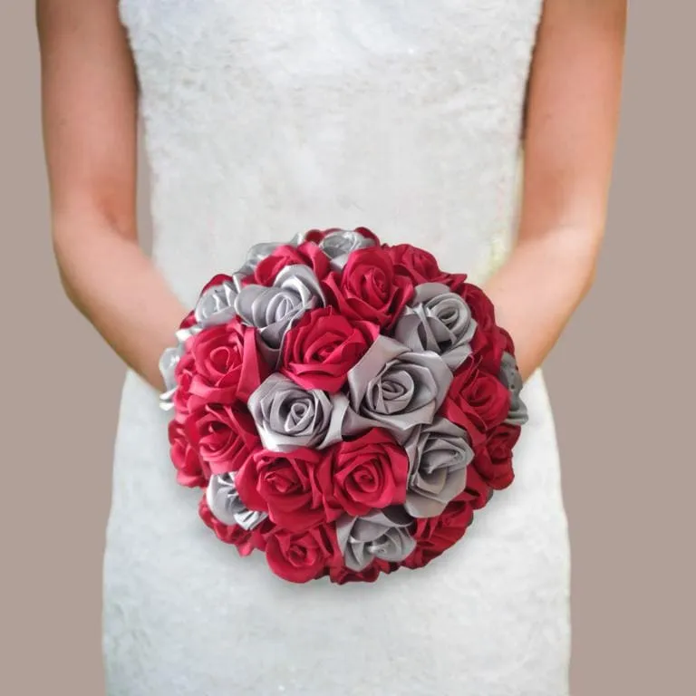 bouquet-mariee-roses-eternelles-rouge-gris Bouquet de mariée éternel de forme ronde, composé de roses faites main en ruban de satin rouge vif et blanc aux reflets argentés.