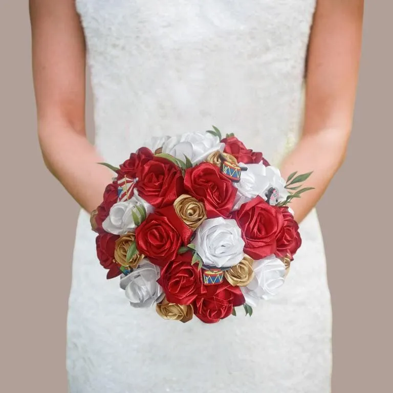 bouquet-mariee-roses-satin-rouge-blanc-dore Bouquet de mariée original Circus Floral composé de roses éternelles en satin rouge, blanc et doré