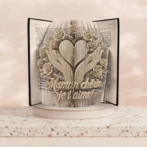 Livre plié artistique en forme de cœur entouré de roses et de mains avec l'inscription Maman chérie je t'aime, idée cadeau originale pour la fête des mères