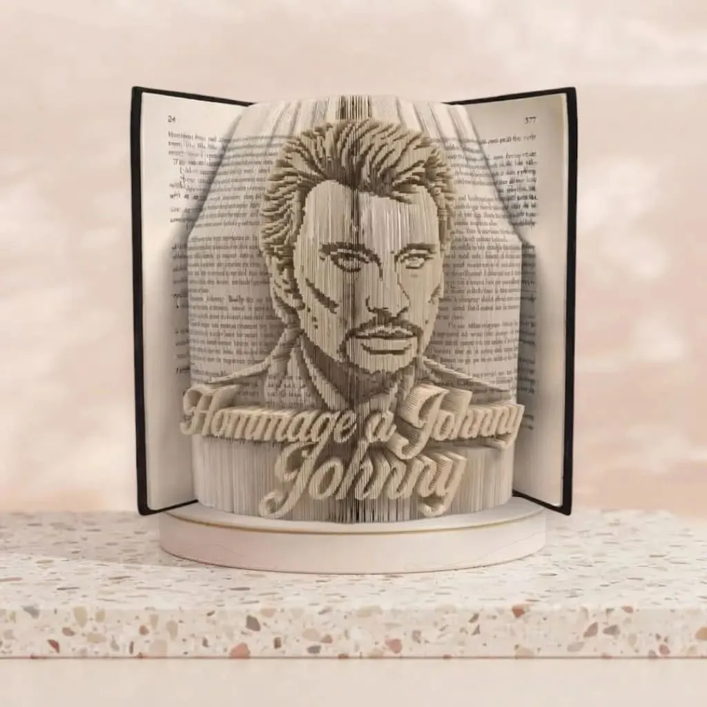 livre-plie-portrait-johnny-hallyday-art-origami-livre Sculpture sur livre plié représentant le portrait de Johnny Hallyday avec l'inscription Hommage à Johnny, art du pliage de pages de livre fait main