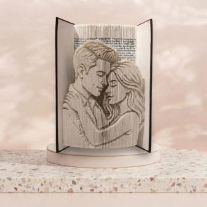sculpture sur livre plie avec un couple d'amoureux