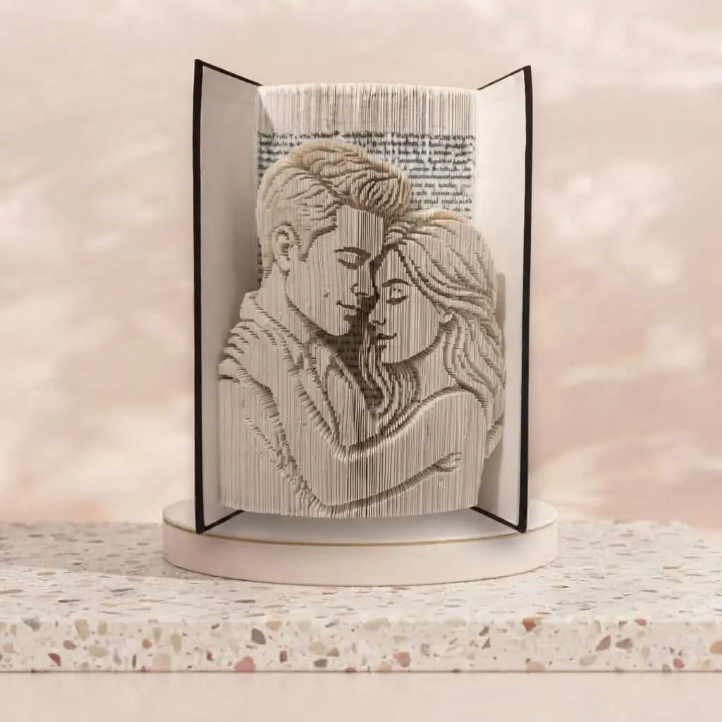 sculpture-livre-plie-couple-amoureux sculpture sur livre plie avec un couple d'amoureux