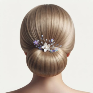 Vue de dos d'un chignon bas et lisse sur cheveux blonds, orné d'un élégant peigne ou pic à cheveux de mariage IdeaLisa composé d'une grande fleur centrale nacrée et de petites touches de fleurs bleues et violettes.