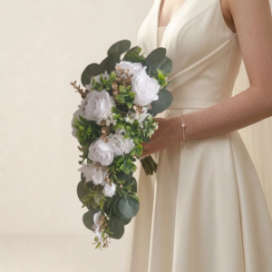 Bouquet de mariée en cascade de roses blanches artificielles avec feuillage vert d'eucalyptus et détails dorés.