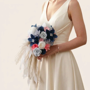 Bouquet de mariée cascade original en papier bleu marine, blanc et rose poudré avec herbes de pampas.