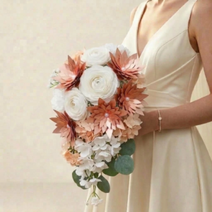 Bouquet de mariée cascade contemporain aux nuances or rose (rose gold), blanc et feuillage vert.