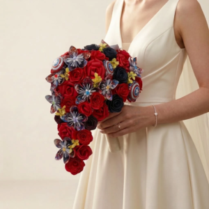 Bouquet de mariée cascade original à thème Captain America en papier rouge, bleu marine et fleurs origami avec motif bouclier.