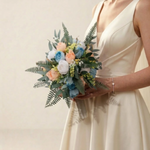 Bouquet de mariée champêtre rond associant des roses bleu ciel, pêche et blanc avec un feuillage de fougère et d'eucalyptus.
