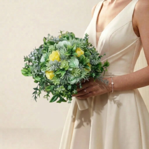 Bouquet de mariée champêtre et bucolique composé de petites fleurs jaunes, de roses vert d'eau et de feuillages variés.