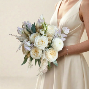 Bouquet de mariée bohémien blanc et crème composé de roses, pois de senteur et pluches d'herbe de pampas.