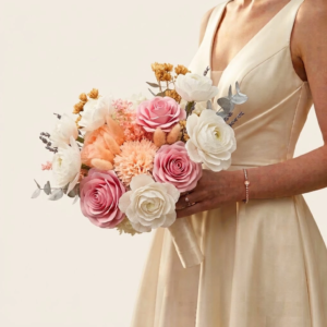 Bouquet de mariée romantique en fleurs de papier crépon roses et blanches avec touches de lagurus et eucalyptus.